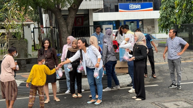 Bank Rakyat Indonesia (BRI) Kantor Cabang Semarang Ahmad Yani saat turun ke jalan untuk membagikan paket makanan untuk berbuka puasa kepada para pengendara. [Dok BRI] 