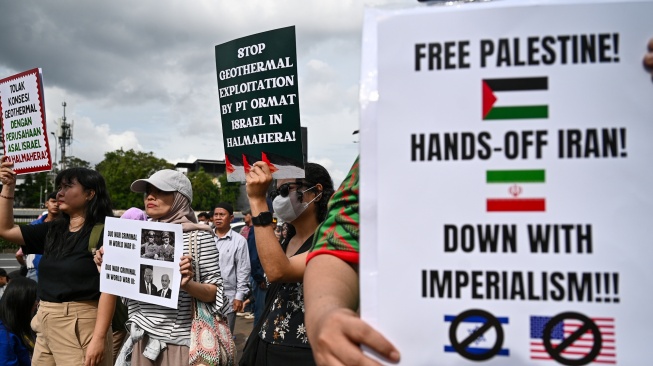 Peserta aksi dari Aliansi Mahasiswa dan Masyarakat Sipil mengikuti aksi di depan Gedung DPR RI, Jakarta, Jumat (6/3/2026). [ANTARA FOTO/Fauzan/YU]