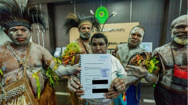 Berlumur Lumpur ke Pengadilan: Mengapa Masyarakat Adat Malind Menggugat Proyek Jalan PSN di Merauke?