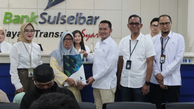 Komisaris Independen PT TASPEN, Ariawan, melakukan pengawasan langsung terhadap proses penyerahan THR kepada pensiunan di sejumlah titik mitra bayar di Makassar, Sulawesi Selatan, Jumat (6/3/2026). [Suara.com]