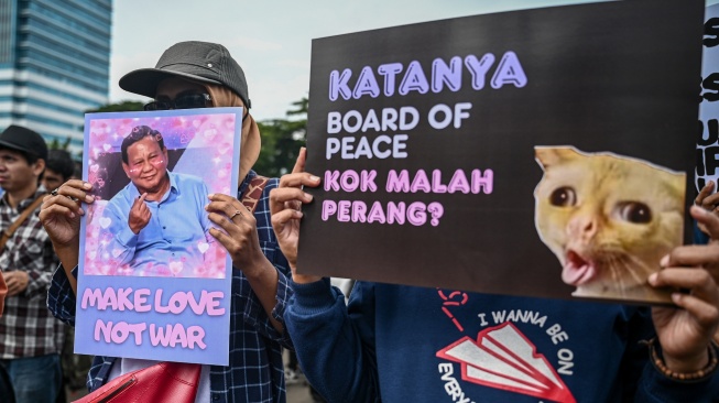 Massa aksi dari Aliansi Mahasiswa dan Masyarakat Sipil membawa poster saat aksi di depan Gedung DPR RI, Jakarta, Jumat (6/3/2026). [ANTARA FOTO/Fauzan/YU]