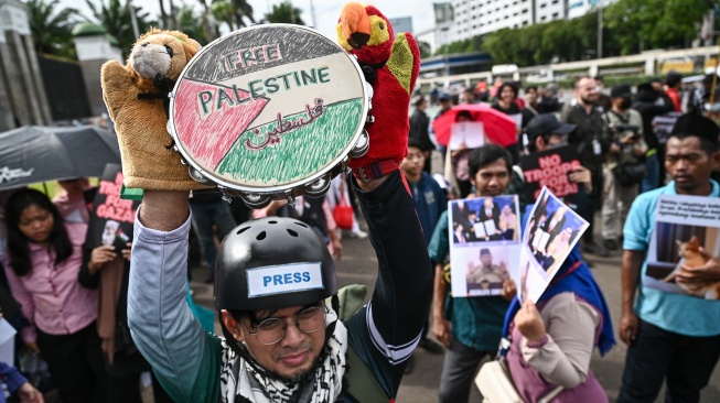 Peserta aksi dari Aliansi Mahasiswa dan Masyarakat Sipil mengikuti aksi di depan Gedung DPR RI, Jakarta, Jumat (6/3/2026). [ANTARA FOTO/Fauzan/YU]
