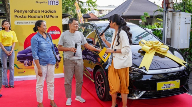 Keluarga I Ketut Subawa saat menerima hadiah mobil listrik BYD M6 di Denpasar, Kamis (5/3/2026). [Istimewa] 