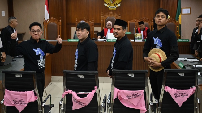 Terdakwa kasus dugaan penghasutan, Delpedro Marhaen (kiri), Muzaffar Salim (kedua kiri), Syahdan Husein (kedua kanan) dan Khariq Anhar (kanan) bersiap menjalani sidang putusan di Pengadilan Negeri Jakarta Pusat, Jakarta, Jumat (6/3/2026). [ANTARA FOTO/Bayu Pratama S./rwa]