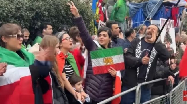 Pendukung Reza Pahlevi Rayakan Kematian Ali Khamenei dengan Turun ke Jalan dan Minum Alkohol