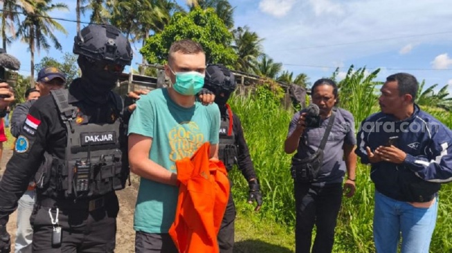 Polisi menggrebek Vila yang dijadikan WNA Rusia sebagai laboratorium narkoba di Blahbatuh, Gianyar, Sabtu (7/3/2026) [Suara.com/Putu Yonata Udawananda]