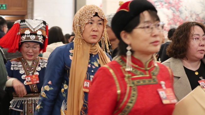 Sejumlah anggota Kongres Rakyat Nasional China (NPC) berjalan menuju ruangan sidang tahunan NPC di Balai Agung Rakyat, Beijing, China, Kamis (5/3/2026). ANTARA FOTO/Desca Lidya Natalia/foc]