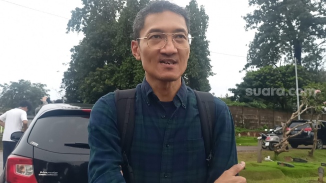 Iman Fattah anak Donny Fattah menceritakan kronologi meninggal sang ayah di TPU Kandang Jurang, Jagakarsa, Jakarta Selatan, Sabtu (7/3/2026). [Rena Pangesti/Suara.com]