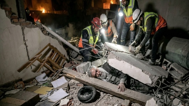 CEK FAKTA: Viral Foto Ayatollah Ali Khamenei Tertimpa Reruntuhan Usai Serangan AS-Israel, Benarkah?