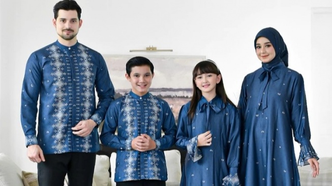 5 Pilihan Outfit Couple untuk Lebaran, Kompak dan Stylish Bareng Keluarga