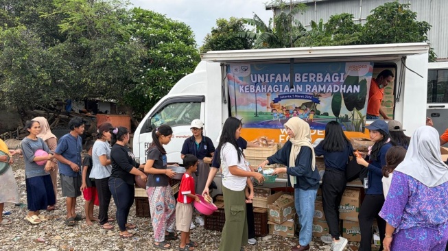 Berbagi Kebahagiaan di Bulan Ramadan, Ratusan Paket Makanan Disalurkan di Muara Baru Jakarta