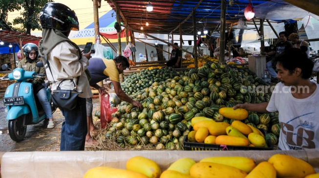 Timun Suri dan Blewah Laris Manis Diburu Warga Saat Ramadan