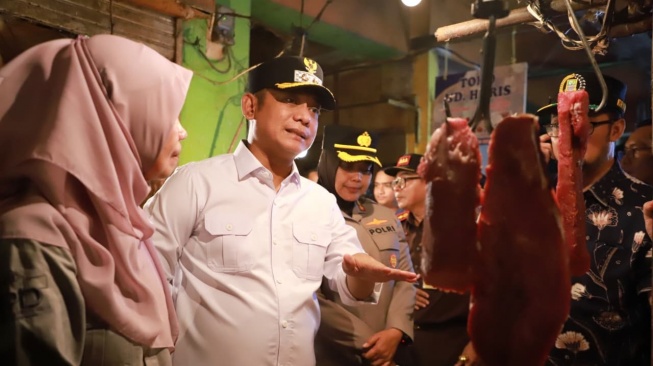 Pelaksana Tugas (Plt) Bupati Bekasi, Asep Surya Atmaja, melakukan peninjauan langsung ke Pasar Tambun pada Kamis, 5 Maret 2026. [Istimewa]