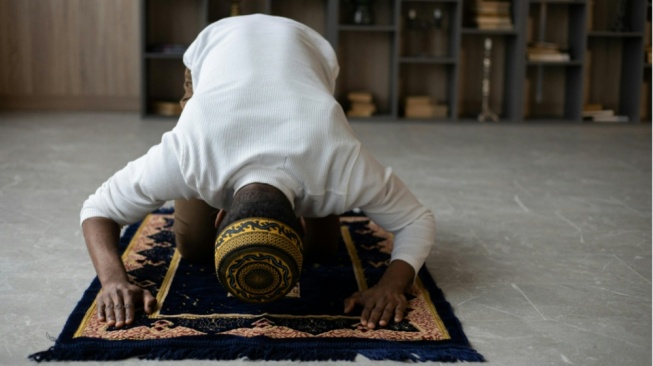 Cara Jamak Sholat Maghrib di Waktu Isya yang Benar Lengkap dengan Bacaan Niat