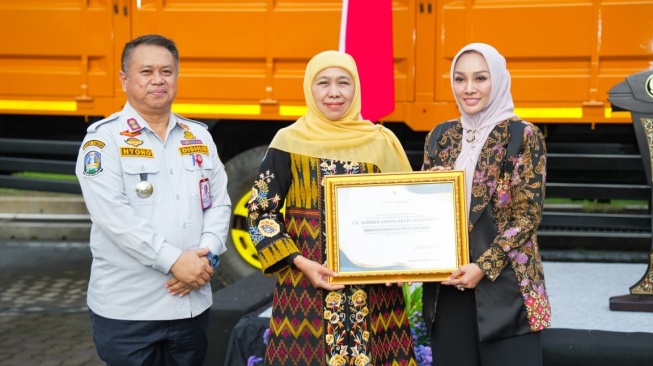 Khofifah Serahkan Truk Hasil Normalisasi, Percepat Target Zero ODOL 2027 di Jawa Timur
