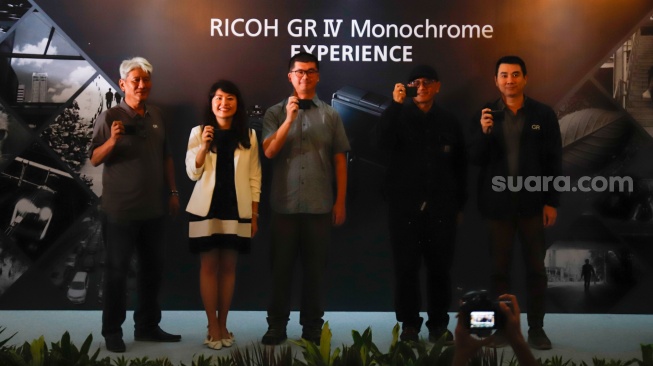 (dari kiri ke kanan) Sales Manager Sales Manager PT Aneka Warna Indah Henry Untung, Chief Financial Officer Felicia Lorens, General Manager Arthur Tirtarahardja serta KOL Suwandi dan Win Soegondo saat peluncuran kamera Ricoh GR IV Monochrome di Jakarta, Jumat (6/3/2026). [Suara.com/Alfian Winanto]