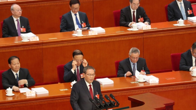 Perdana Menteri China Li Qiang (bawah) menyampaikan paparan saat sidang tahunan Kongres Rakyat Nasional China (NPC) di Balai Agung Rakyat, Beijing, China, Kamis (5/3/2026). ANTARA FOTO/Desca Lidya Natalia/foc]