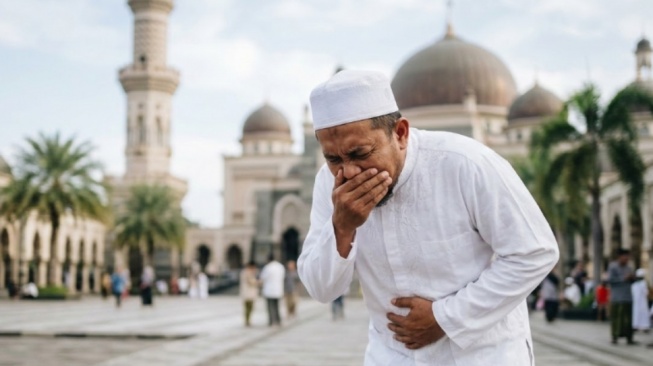 Muntah Apakah Membatalkan Puasa? Hukum Disengaja dan Tidak Ternyata Berbeda