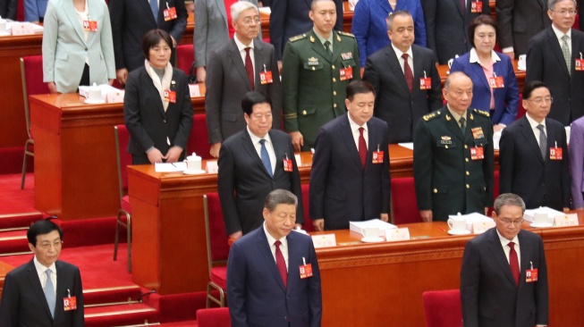 Presiden China Xi Jinping (bawah) menghadiri pembukaan sidang tahunan Kongres Rakyat Nasional China (NPC) di Balai Agung Rakyat, Beijing, China, Kamis (5/3/2026). ANTARA FOTO/Desca Lidya Natalia/foc]