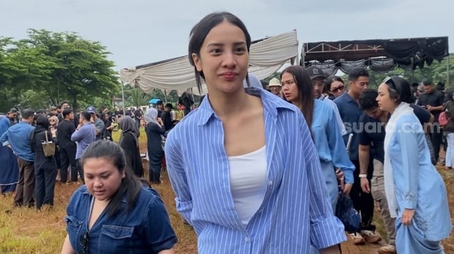 Tangis Anya Geraldine Pecah di Rumah Duka, Kenang Sosok Vidi Aldiano yang Selalu Suportif