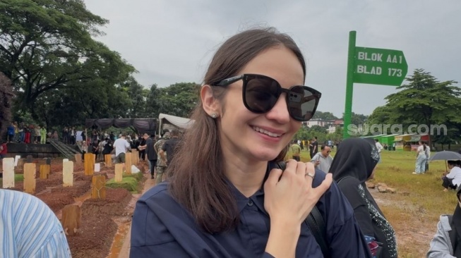 Enzy Storia ditemui di TPU Tanah Kusir, Jakarta pada Minggu, 8 Maret 2026). [Suara.com/Tiara Rosana]