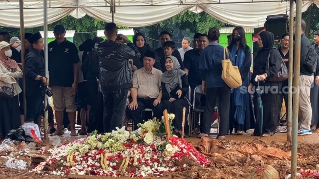 Keluarga dan kerabat iringi pemakaman jenazah Vidi Aldiano di TPU Tanah Kusir pada Minggu, 8 Maret 2026. [Suara.com/Tiara Rosana]