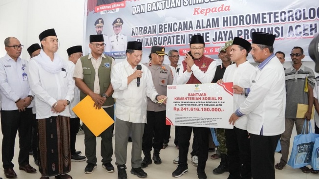 Pemerintah juga memberikan bantuan stimulan ekonomi sebesar Rp5 juta per keluarga untuk membantu masyarakat memulai kembali kehidupan setelah bencana di Pulau Sumatra (Dok: Satgas PRR)