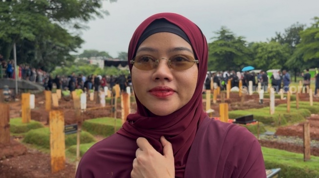 Yura Yunita ditemui usai pemakaman Vidi Aldiano di TPU Tanah Kusir, Jakarta pada Minggu, 8 Maret 2026. [Suara.com/Tiara Rosana]