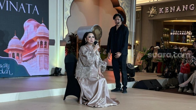 Vina Panduwinata dalam ajang pameran fashion modest di Bekasi, Jawa Barat, Sabtu (7/3/2026). [Suara.com/Dini Afrianti]