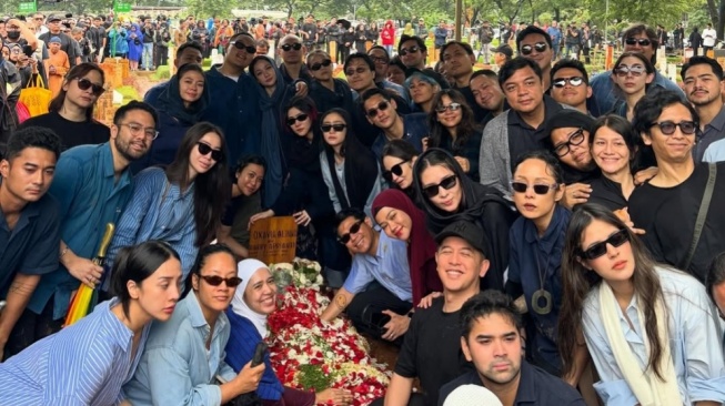 Makna Baju Biru Para Sahabat di Pemakaman Vidi Aldiano, Bukan Cuma Warna Favorit Almarhum