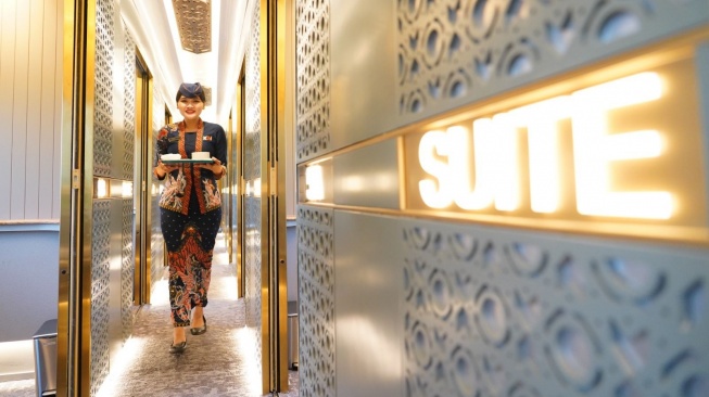 Petugas melayani penumpang di Kereta Suite Class Compartment [Handout]