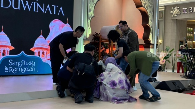 Insiden yang dialami Vina Panduwinata dalam ajang pameran fashion modest di Bekasi, Jawa Barat, Sabtu (7/3/2026). [Suara.com/Dini Afrianti]