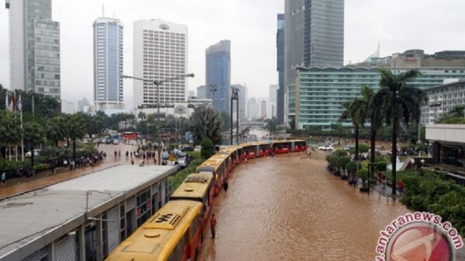 Banjir Jakarta Meluas: Cek Daftar 17 Rute Transjakarta yang Dialihkan dan Berhenti Operasi Hari Ini