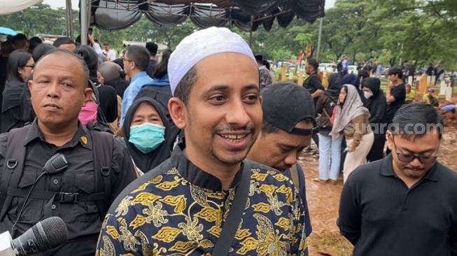 Habib Jafar ditemui di TPU Tanah Kusir, Jakarta usai pemakaman Vidi Aldiano pada Minggu 8 Maret 2026. [Suara.com/Tiara Rosana]