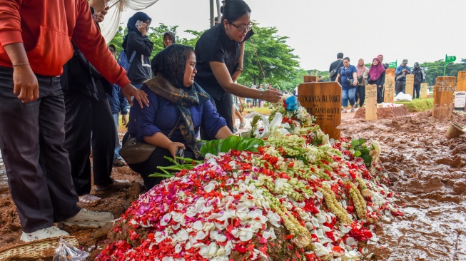 Keluarga dan kerabat berdoa di pusara mendiang penyanyi Oxavia Aldiano atau Vidi Aldiano saat pemakaman di TPU Tanah Kusir, Jakarta, Minggu (8/3/2026). [ANTARA FOTO/Indrianto Eko Suwarso/foc]