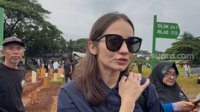 Enzy Storia ditemui di TPU Tanah Kusir, Jakarta pada Minggu, 8 Maret 2026). [Suara.com/Tiara Rosana]