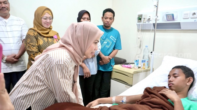 Sambangi Korban Rumah Roboh Ciruas, Bupati Ratu Zakiyah Minta Pendataan Ulang RTLH