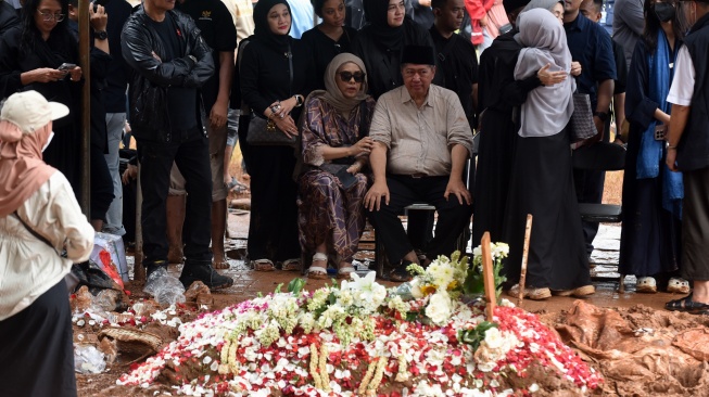 Keluarga dan kerabat berdoa di pusara mendiang penyanyi Oxavia Aldiano atau Vidi Aldiano saat pemakaman di TPU Tanah Kusir, Jakarta, Minggu (8/3/2026). [ANTARA FOTO/Indrianto Eko Suwarso/foc]