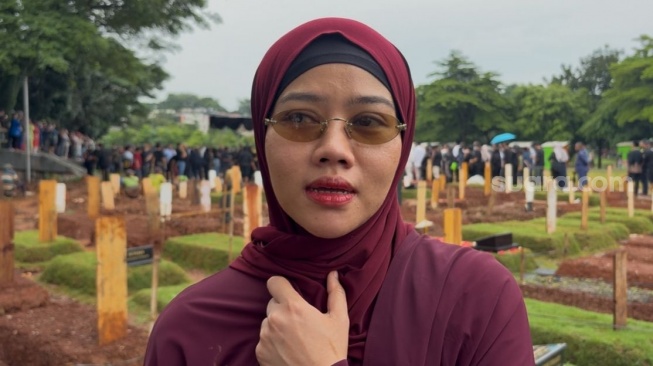 Janji Haji Bareng Vidi Aldiano, Yura Yunita Langsung Terbang dari Madinah Demi Hadiri Pemakaman