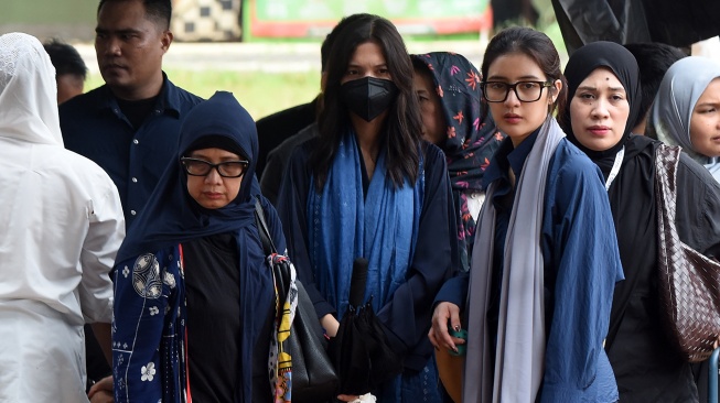 Istri mendiang penyanyi Oxavia Aldiano atau Vidi Aldiano, Sheila Dara Aisha (tengah) menghadiri pemakaman suaminya di TPU Tanah Kusir, Jakarta, Minggu (8/3/2026). [ANTARA FOTO/Indrianto Eko Suwarso/foc]
