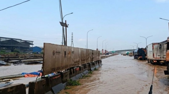 Banjir Genangi Tol JakartaTangerang KM 24, Akses Gerbang Tol Karang Tengah Barat Sempat Ditutup