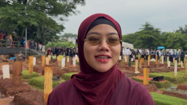 Yura Yunita ditemui usai pemakaman Vidi Aldiano di TPU Tanah Kusir, Jakarta pada Minggu, 8 Maret 2026. [Suara.com/Tiara Rosana]