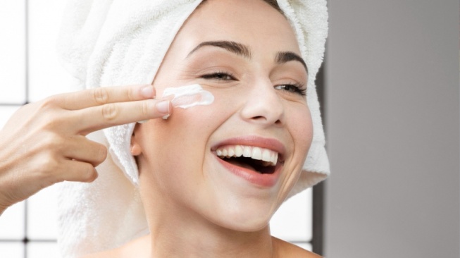 5 Sunscreen Gel untuk Kulit Berminyak, Anti Lengket dan Cepat Meresap!