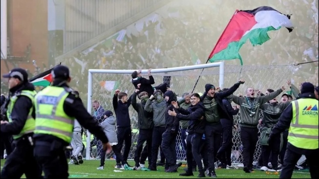 Rusuh di Derby Old Firm: Lapangan Berubah Jadi Arena Baku Hantam Suporter Rangers vs Celtic