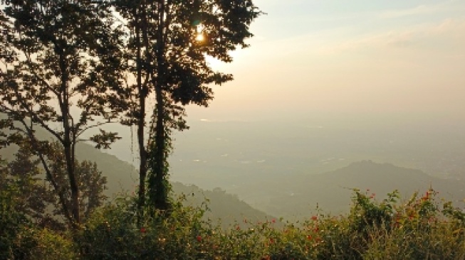 Puncak Watu Bengkah Gunung Klotok Kediri: 536 Mdpl yang Bikin Ngos-ngosan