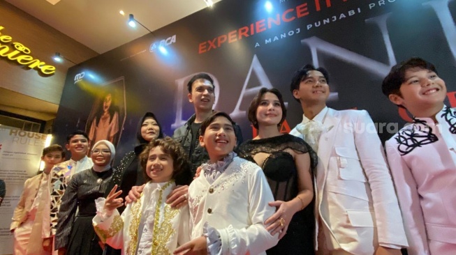 Prilly Latuconsina bersama jajaran pemeran dan kreator film Danur: The Last Chapter saat ditemui di acara gala premiere di kawasan MH. Thamrin, Jakarta Pusat pada Minggu, 8 Maret 2026. [Suara.com/Tiara Rosana]