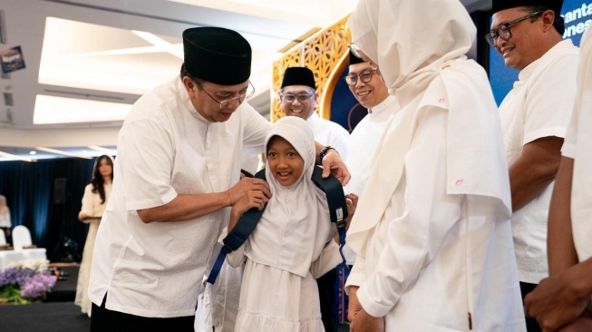 Bank Mandiri juga menyalurkan santunan kepada masyarakat sekitar di Kota  Surabaya sebagai wujud nyata kepedulian sosial(Dok: Bank Mandiri)