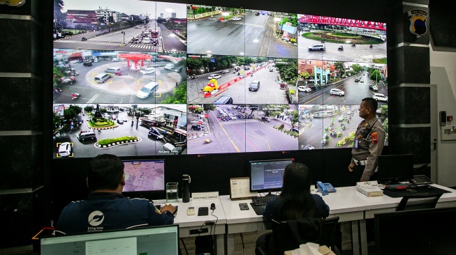 Petugas memantau kondisi lalu lintas melalui sistem Smart Road Safety Policing di Traffic Management Centre (TMC) Satlantas Polresta Solo, Jawa Tengah, Senin (9/3/2026). [ANTARA FOTO/Mohammad Ayudha/wsj]
