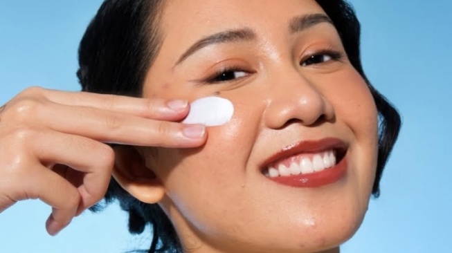 Ilustrasi menggunakan physical sunscreen (instagram/skingameofficial)