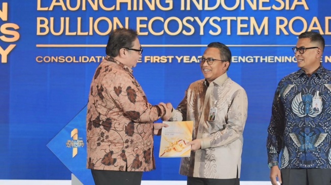 Menko Koordinator Bidang Perekonomian Airlangga Hartarto menyerahkan roadmap Unit Usaha Bullion untuk satu tahun ke depan. Roadmap ini dirancang untuk mengintegrasikan seluruh rantai pasok ekonomi emas di Indonesia, mulai dari hulu hingga hilir, guna menciptakan nilai tambah yang maksimal bagi negara (Dok: PT Pegadaian)
